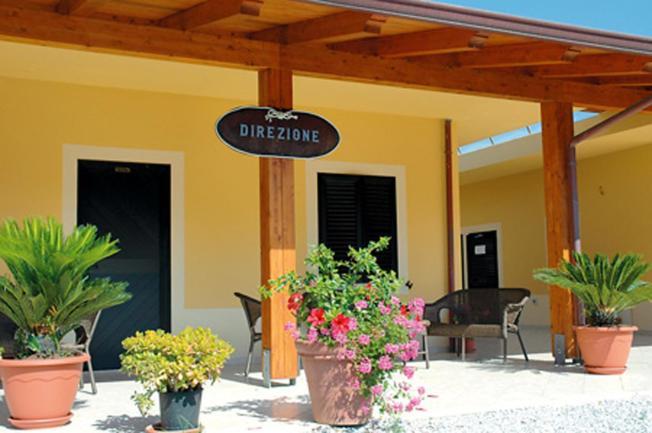 Residenza Marinella Aparthotel Дзамброне Екстериор снимка