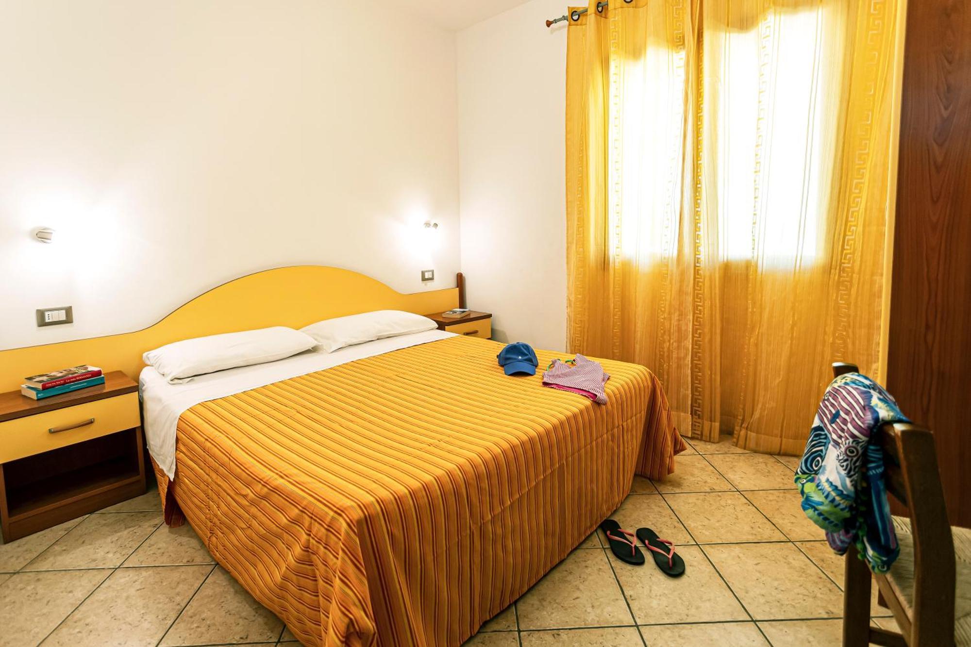 Residenza Marinella Aparthotel Дзамброне Екстериор снимка