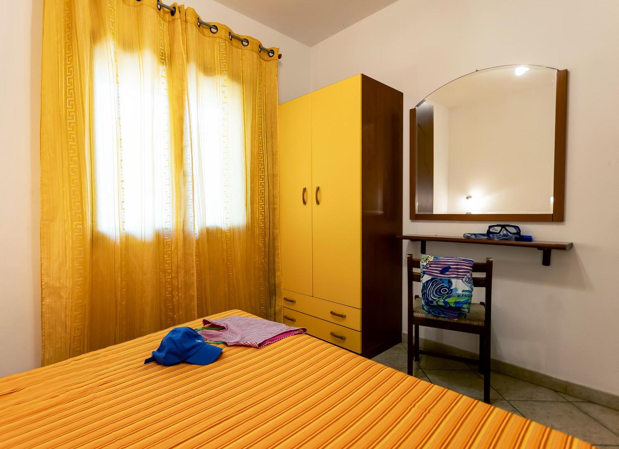 Residenza Marinella Aparthotel Дзамброне Екстериор снимка