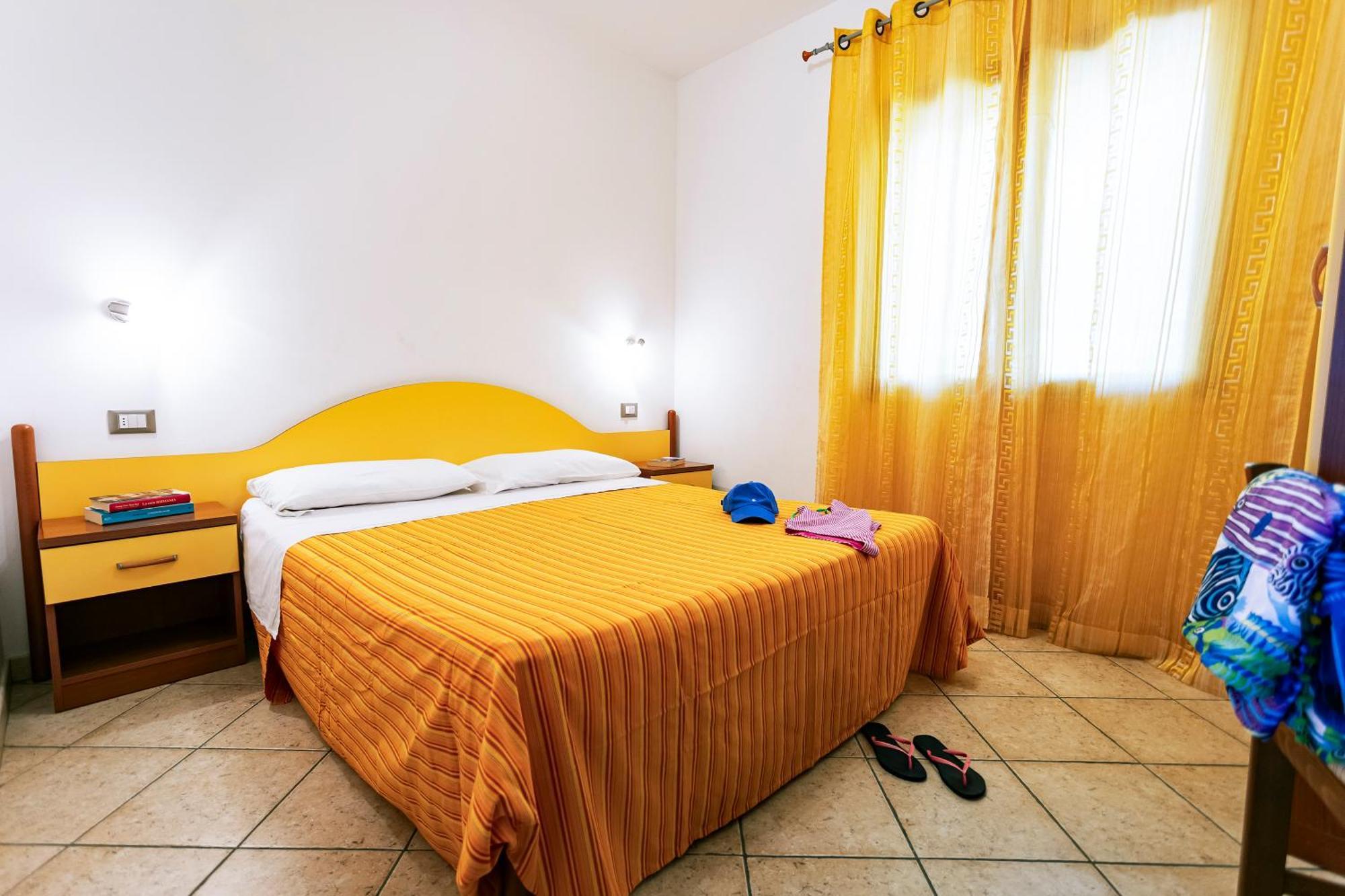 Residenza Marinella Aparthotel Дзамброне Екстериор снимка